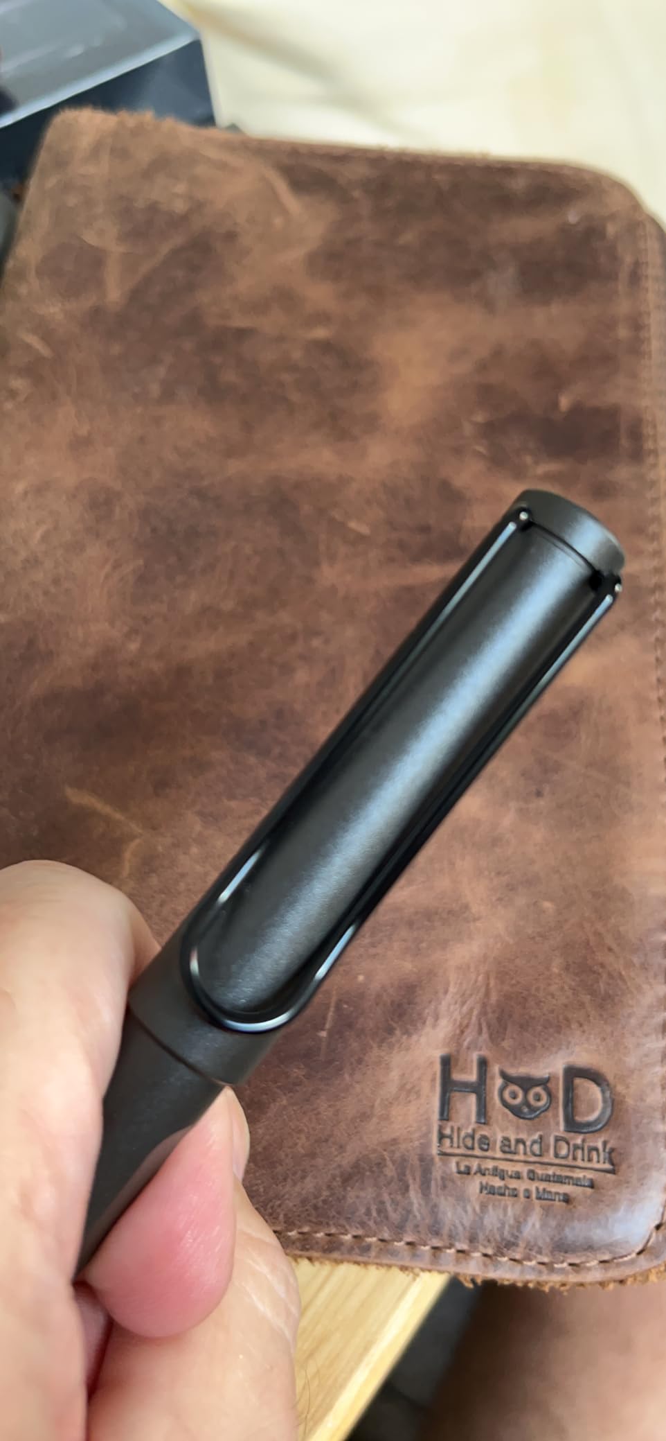 LAMY safari umbra - Rollerball Pen with ergonomic grip & line width M - for pleasant long writing - made of robust ASA plastic - including rollerball refill LAMY M 63 in black customer photo 2