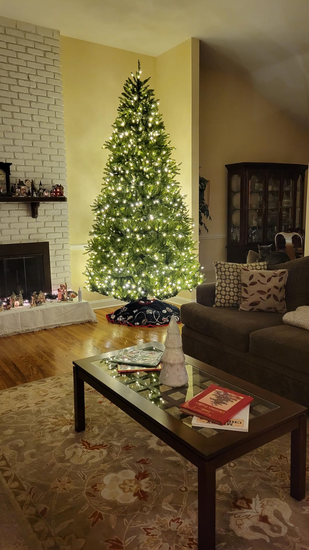 National Tree Company 7.5ft Pre-Lit Dunhill Fir Artificial Christmas Tree | 700 LED Lights, 10 Light Functions, 2,514 Tips, Foot Pedal, Includes Stand, Green customer photo 2
