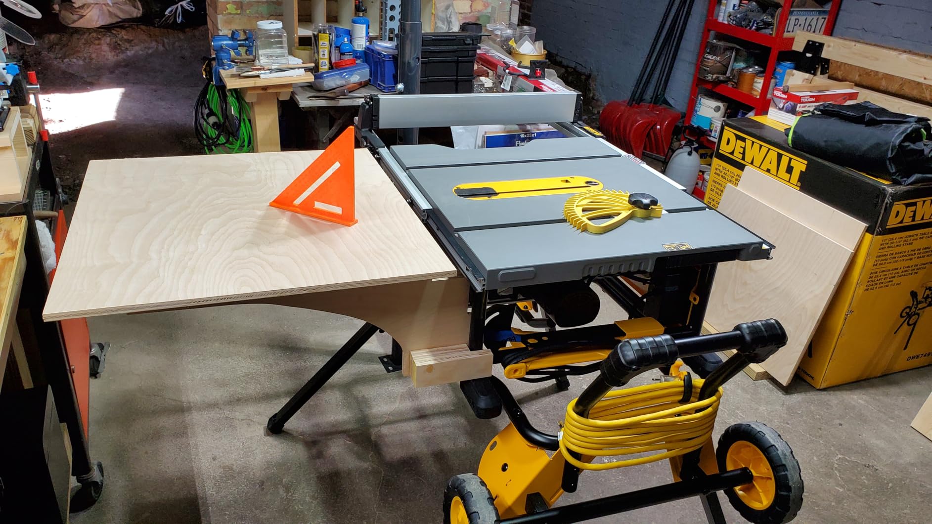 DEWALT Table Saw 10 Inch with Foldable Rolling Table Saw Stand, 15 Amp, 4800 RPM, 32-1/2-Inch Rip Capacity (DWE7491RS) customer photo 1