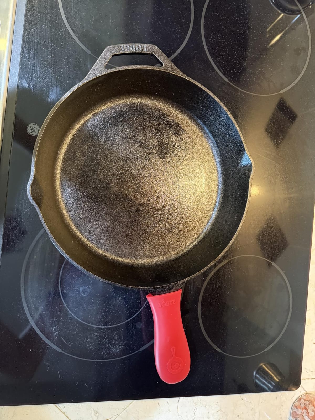 Lodge Seasoned Cast Iron Skillet 12 Inches - Quality Frying Pan for the Stove, Oven, Grill & Campfire - Includes Silicone Hot Handle Holder - Non-Toxic, Nonstick & Long-Lasting customer photo 2