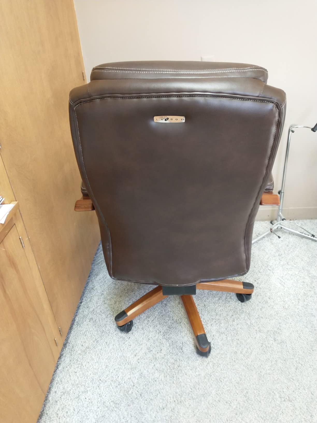 La-Z-Boy Delano Big and Tall Executive Office Chair - Ergonomic Lumbar Support Memory Foam - Bonded Leather Desk Chair for Home Office - Mahogany Wood Arms - Chestnut Brown customer photo 2