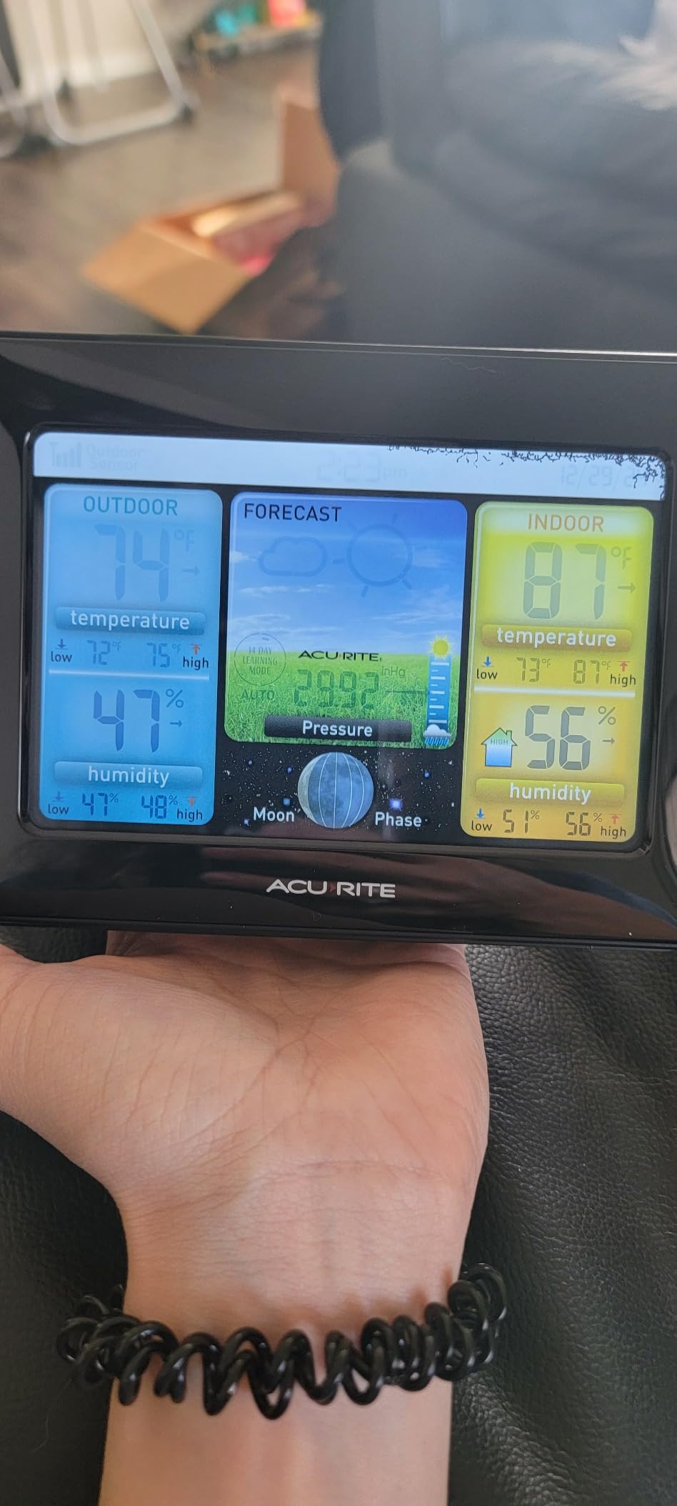 AcuRite Wireless Home Weather Station with Color Display, Indoor Outdoor Thermometer and Temperature Sensor (02077M) customer photo 1