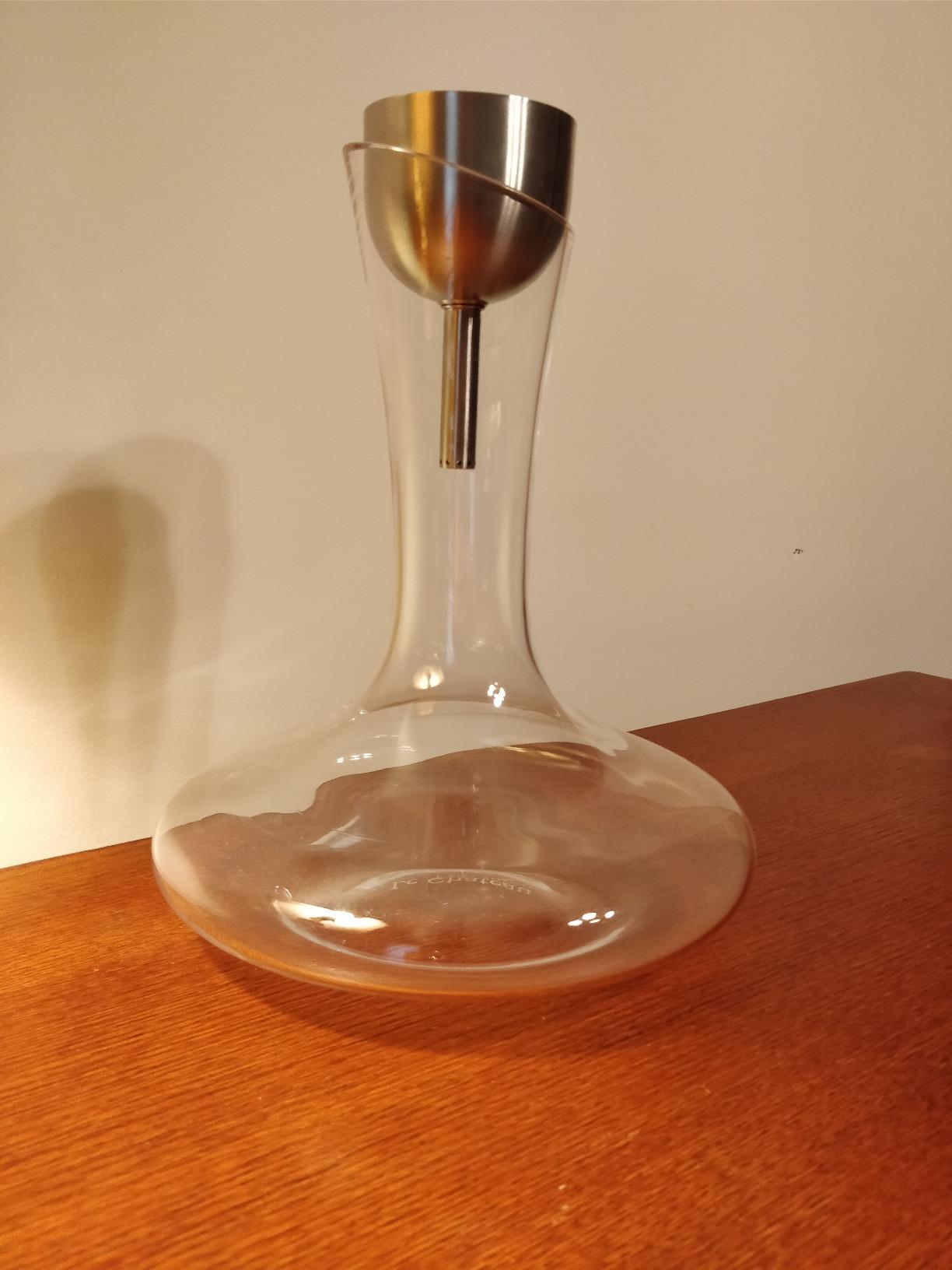 Le Chateau Large Elegant Crystal Wine Decanter with Aerator - 750ml Glass Decanter - Hand-Blown Lead-Free Clear Glass Carafe with Aerator customer photo 1