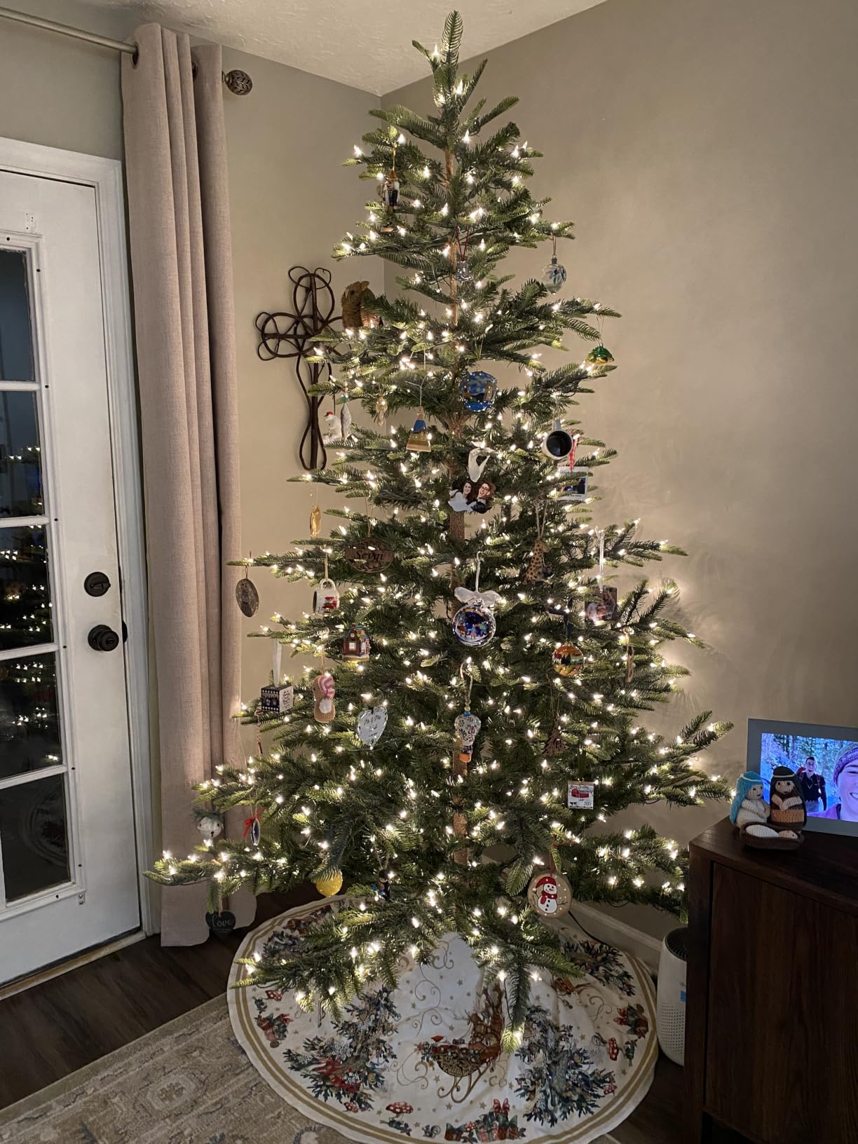 Puleo International 7.5ft Pre-Lit Aspen Fir Artificial Christmas Tree | 1319 Realistic Branch Tips, 700 Clear Lights, Hinged Branches, Foldable Metal Stand customer photo 1