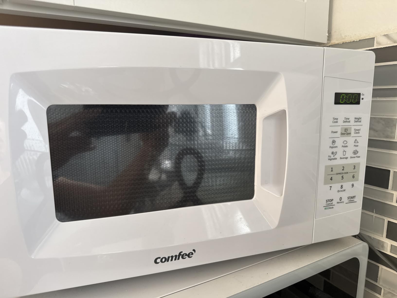 COMFEE' EM720CPL-PMB Countertop Microwave Oven with Sound On/Off, ECO Mode and Easy One-Touch Buttons, 0.7cu.ft, 700W, Black customer photo 2