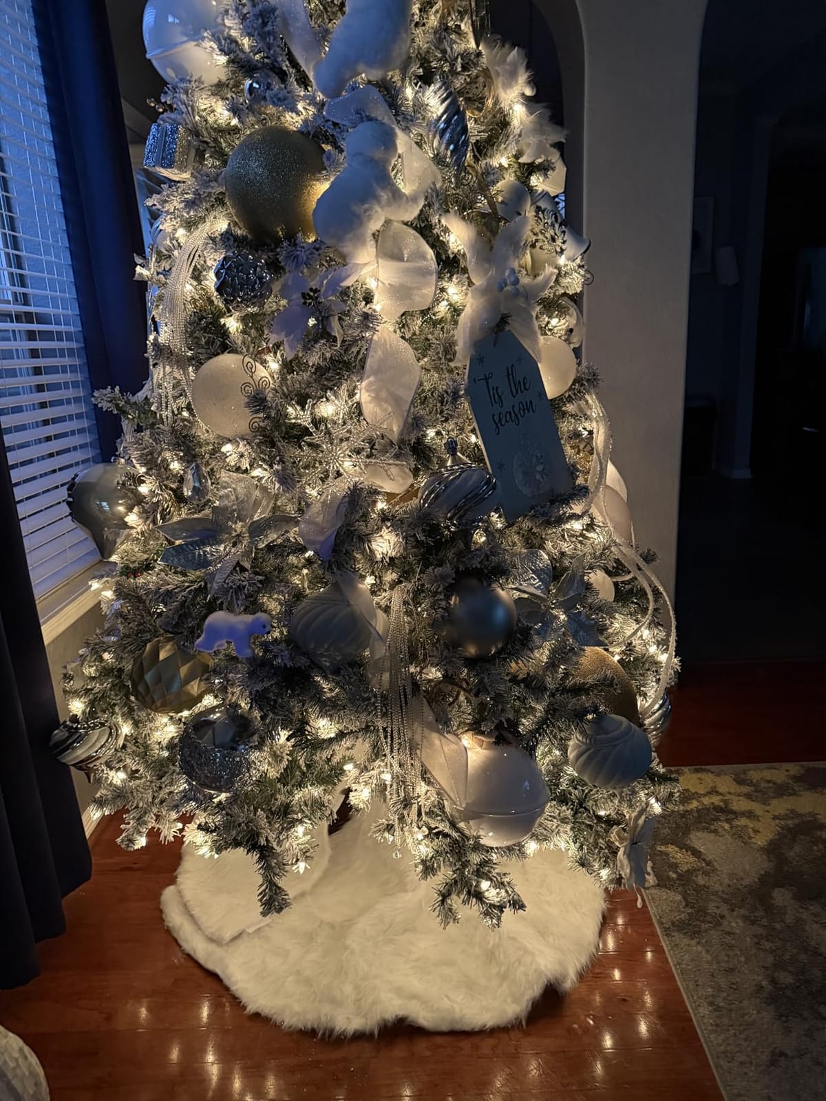 Best Choice Products 6ft Pre-Lit Artificial Christmas Tree Twinkling LEDs, Snow Flocked Design Pine Tree, Full Appearance Lighted Snowy w/Easy Assembly, 250 Lights, 928 Tips Metal Stand customer photo 2