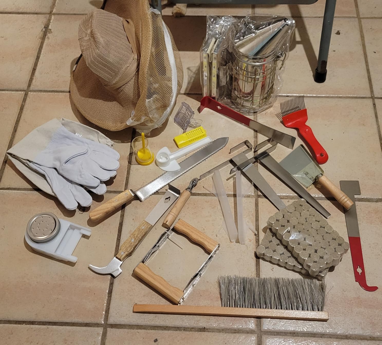 MayBee Beekeeping Supplies Bee Keeper Starting Kit 24 Pcs Beekeeping Tool Kit Bee Smoker Kit Including Beehive Tools,Uncapping Tool and Beekeeping Veil customer photo 2