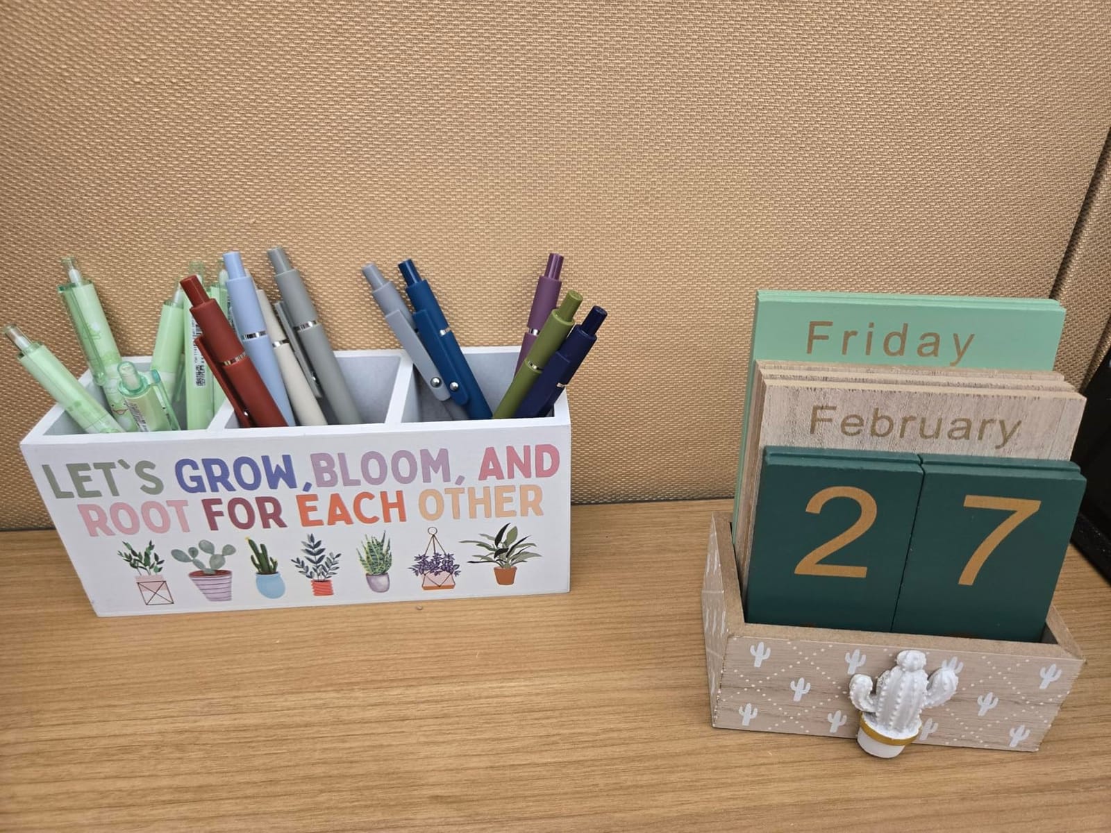 Notakia Perpetual Calendar, Wooden Calendar for Home Office Desk Accessories Vintage Wood Block Calendar(Green) customer photo 1
