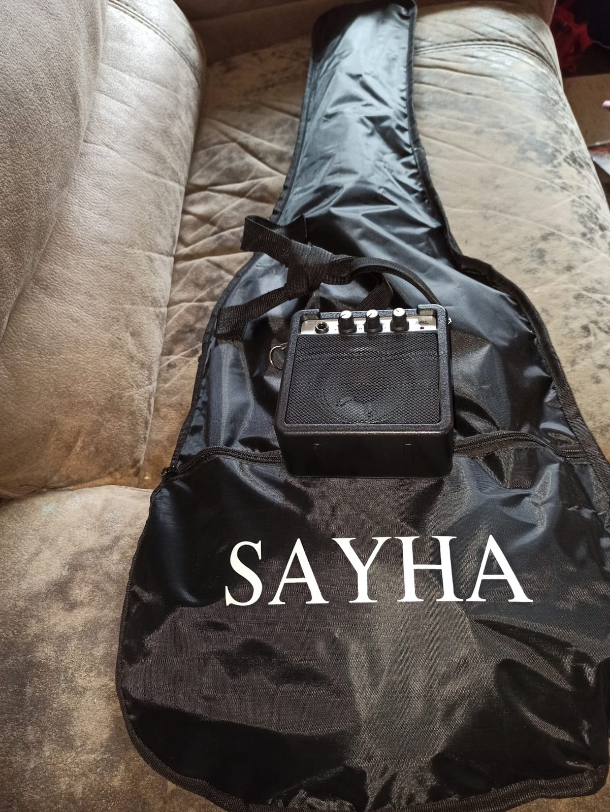 SAYHA Electric Guitar, 39 Inch Solid Full-size Electric Guitar HSS Pickups Starter Kit Includes Amplifier, Bag, Digital Tuner, Strap, String, Cable, Picks（Black） customer photo 1
