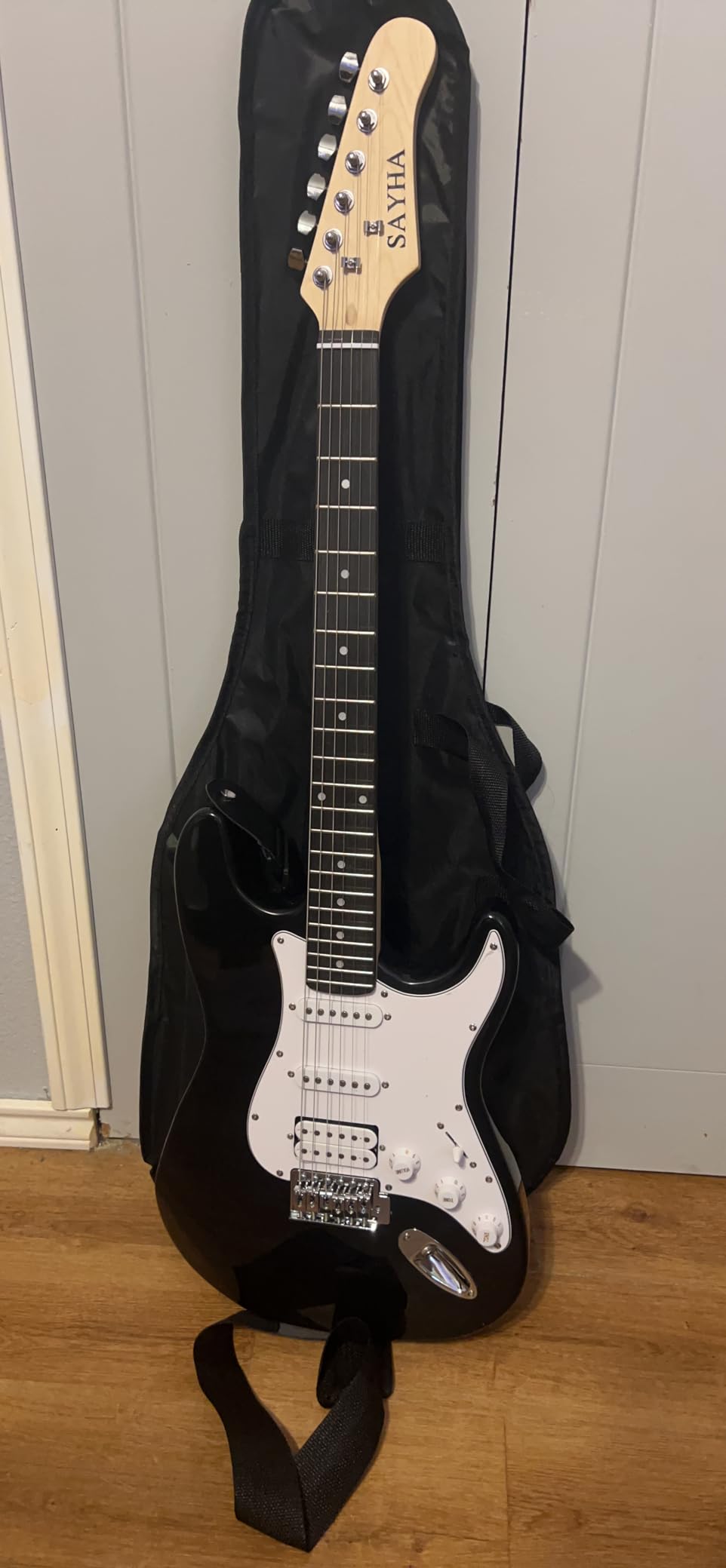 SAYHA Electric Guitar, 39 Inch Solid Full-size Electric Guitar HSS Pickups Starter Kit Includes Amplifier, Bag, Digital Tuner, Strap, String, Cable, Picks（Black） customer photo 2