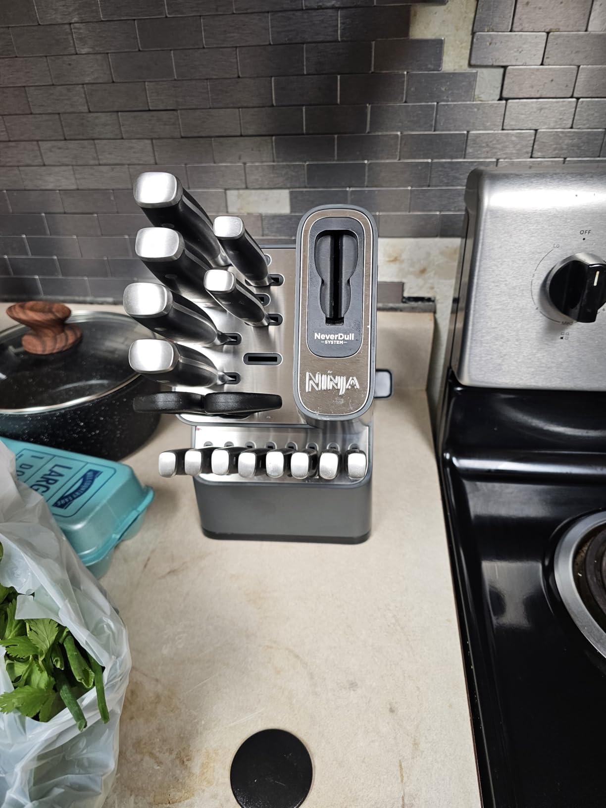 Ninja NeverDull Knife Block Set | 17 Piece Kitchen Knife System with Built-in Sharpener | Rust Resistant, German Stainless-Steel Knives | Black | K32017 customer photo 2
