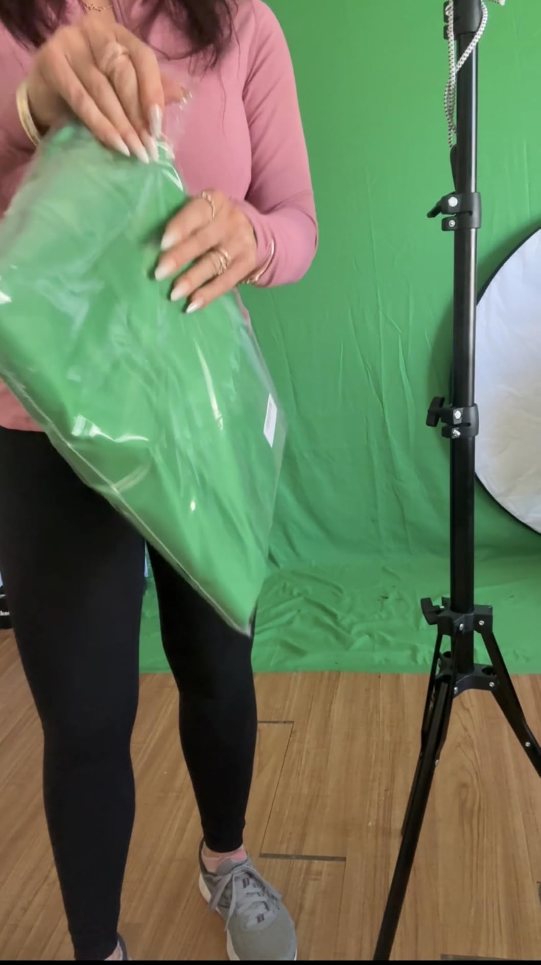 JINSUI Green Screen Backdrop 10x10 ft, Chromakey Background Fabric | Thick Polyester Greenscreen Curtain, for Photography, Photoshoot, Studio Video, Streaming, Gaming, Double-Sided customer photo 1