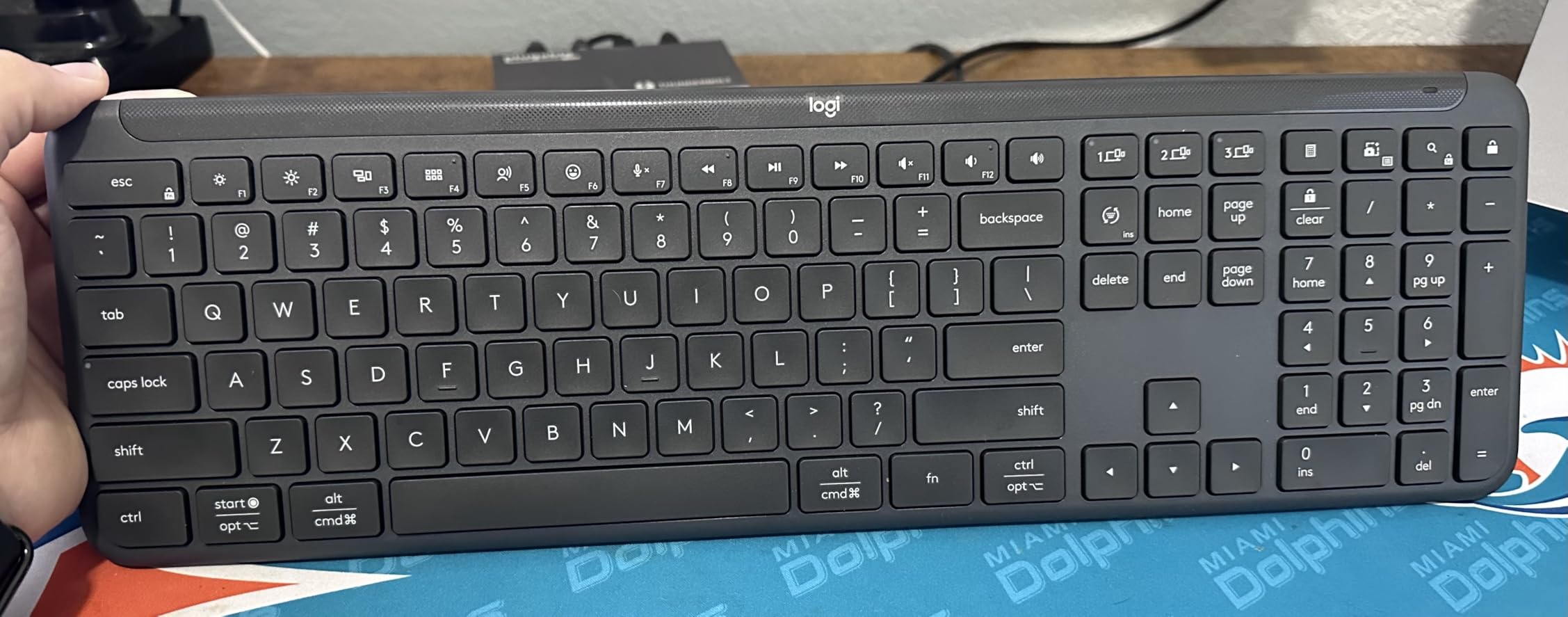 Logitech Signature Slim K950 Wireless Keyboard with Quiet Typing - Graphite customer photo 1