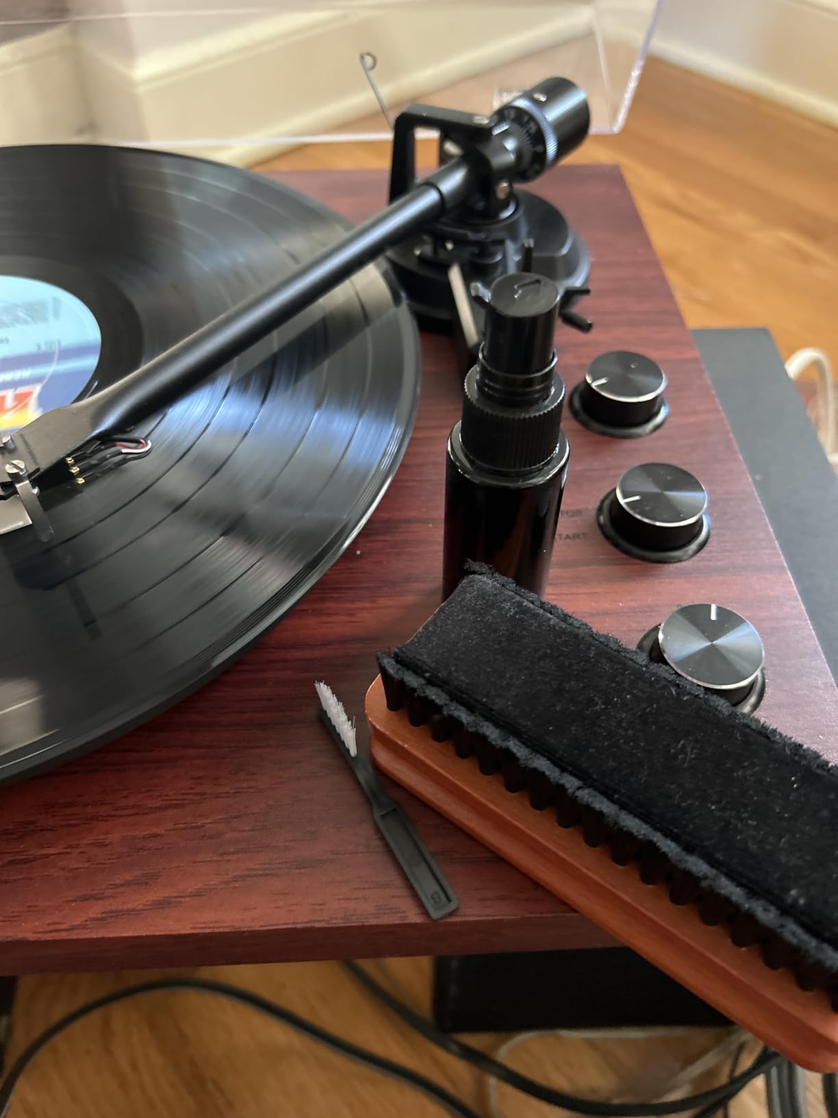 5 in1 Vinyl Records Cleaning Kit, Anti Static Solid Wood Vinyl Record Cleaner Kit, Includes 2in1 Velvet Microfiber Brush, XL Cleaning Liquid, Duster, Stylus Brush, Storage Box for Records Albums-5PCS customer photo 1
