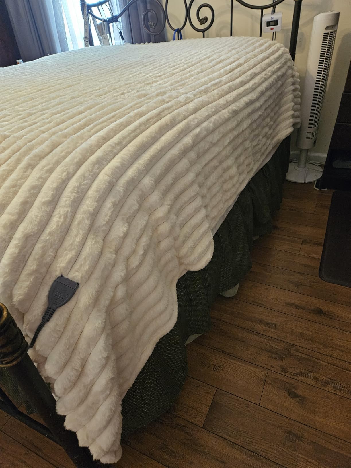 Sealy Electric Blanket Throw 50×60, Faux Fur to Sherpa, Beige | Heated Blanket Throw with 6 Heating Levels, 2-10 Hours Auto Off, Overheat Protection, Machine Washable, ETC Certified customer photo 1