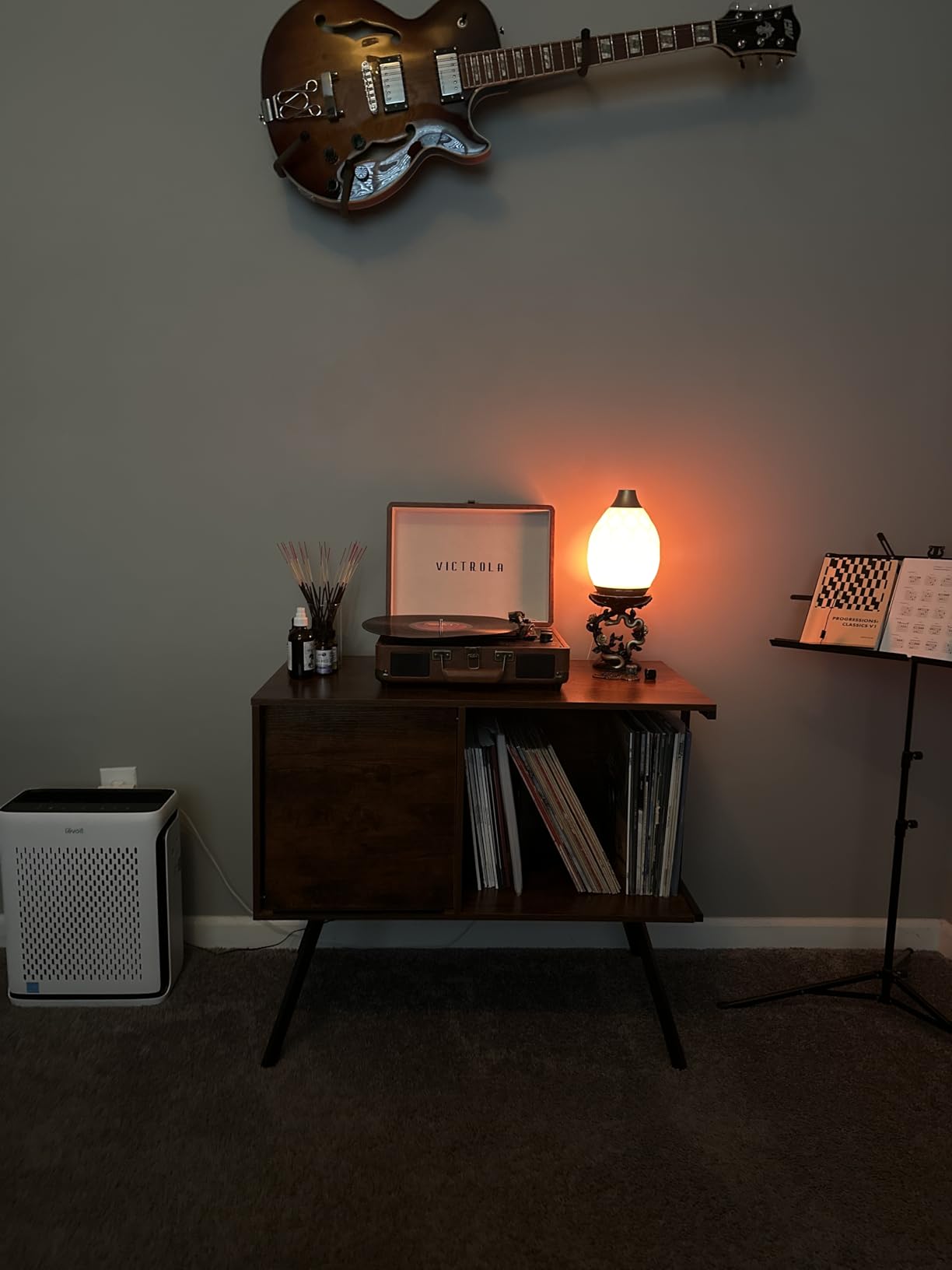 Faesun Flip Top Record Player Stand, Large Turntable Stand Holds up to 150+ Albums, Vintage Mid Century Record Player Table, Stereo Cabinet with Open Storage, for Living Room, Bedroom, Walnut customer photo 1