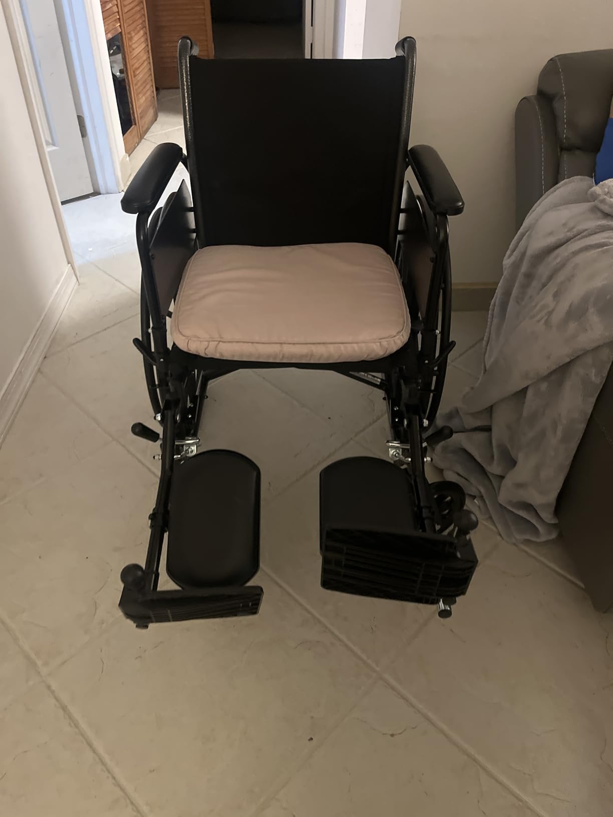 Drive Medical Cruiser III Lightweight Wheelchair, Full Arms, Black, 18