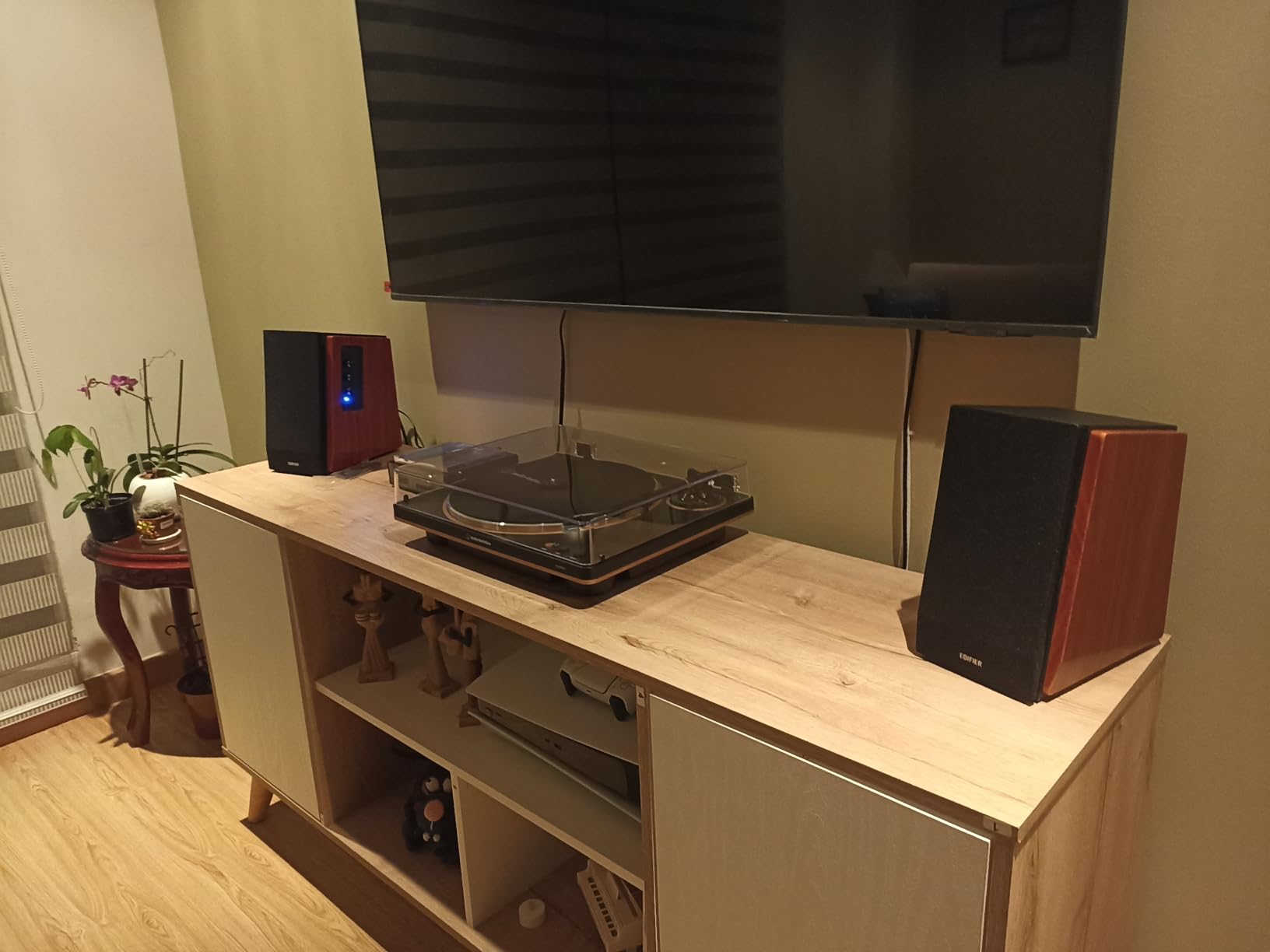 Edifier R1700BT Bluetooth Bookshelf Speaker - Active Near-Field Studio Monitors - Powered Speakers 2 Setup Wooden Enclosure - 66w RMS customer photo 1