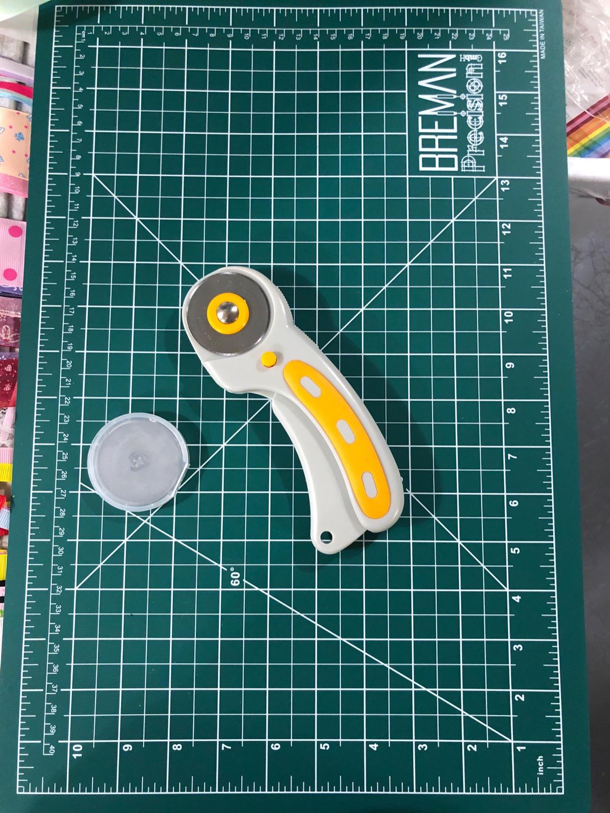 WA Portman 9x12 Self Healing Cutting Mat, Rotary Cutter, & 5 Rotary Blades customer photo 1