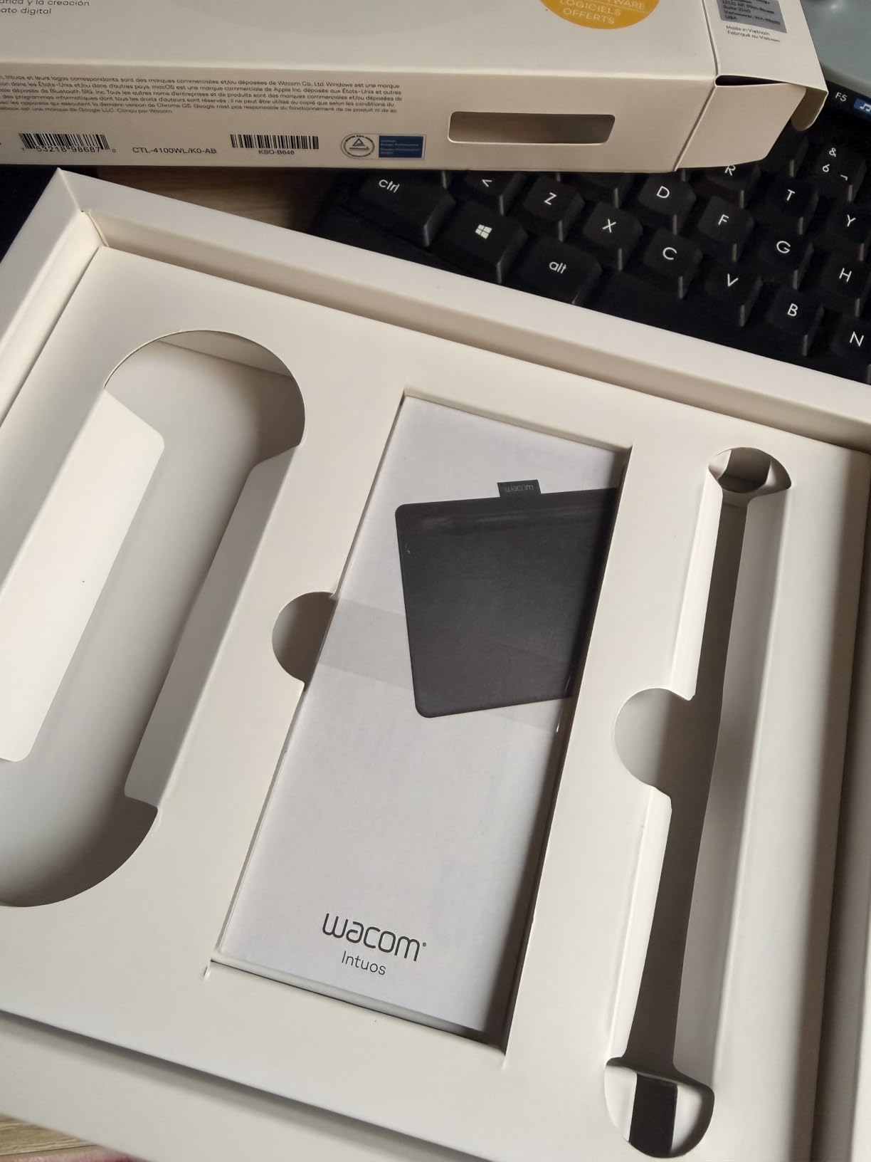 Wacom Intuos Small, Bluetooth Graphic Drawing Tablet with Pen + Software | Battery-free pen, 4 ExpressKeys for shortcuts, works with Mac, Windows & Chromebook; Ideal for creators, students & teachers customer photo 2