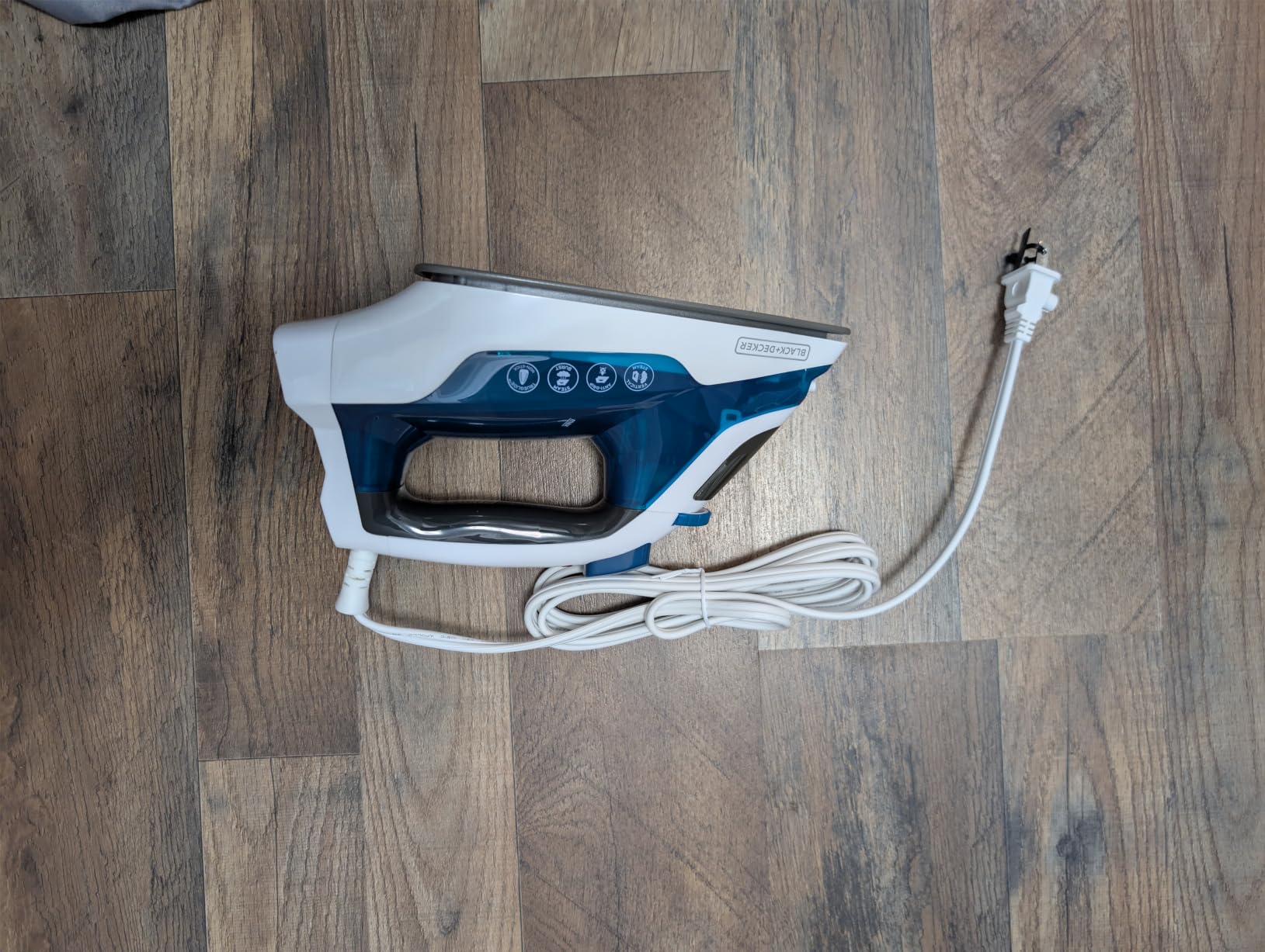 BLACK+DECKER Easy Steam Iron for Clothes with SmartSteam Technology | SmartSteam iron with stainless soleplate, anti-drip system and vertical steam for smooth wrinkle removal. customer photo 2