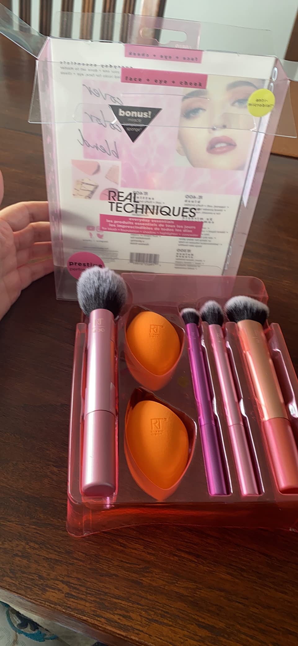 Real Techniques 6 Piece Everyday Essentials Makeup Brush Set, Includes 4 Brushes & 2 Makeup Sponges for Foundation, Blush, Bronzer, Contour, Eyeshadow & Powder, Travel Gift Set, Cruelty-Free & Vegan customer photo 1