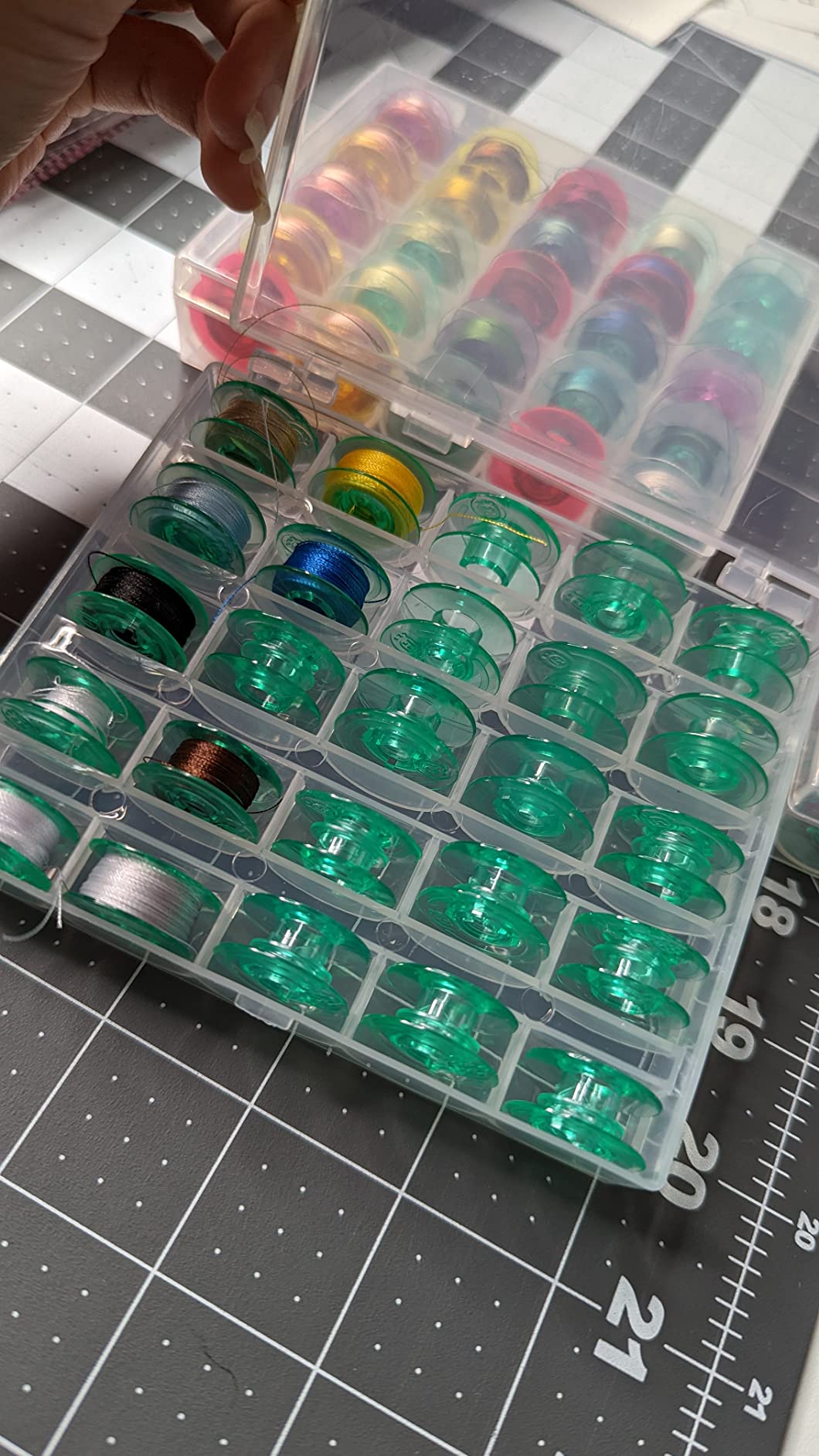 Bobbin Box,Machine Bobbin Organizer Plastic Case,Transparent 25 Slots Empty Bobbins Spools Box，Sewing Craft Plastic Case Storage Box for Sewing Machine customer photo 1