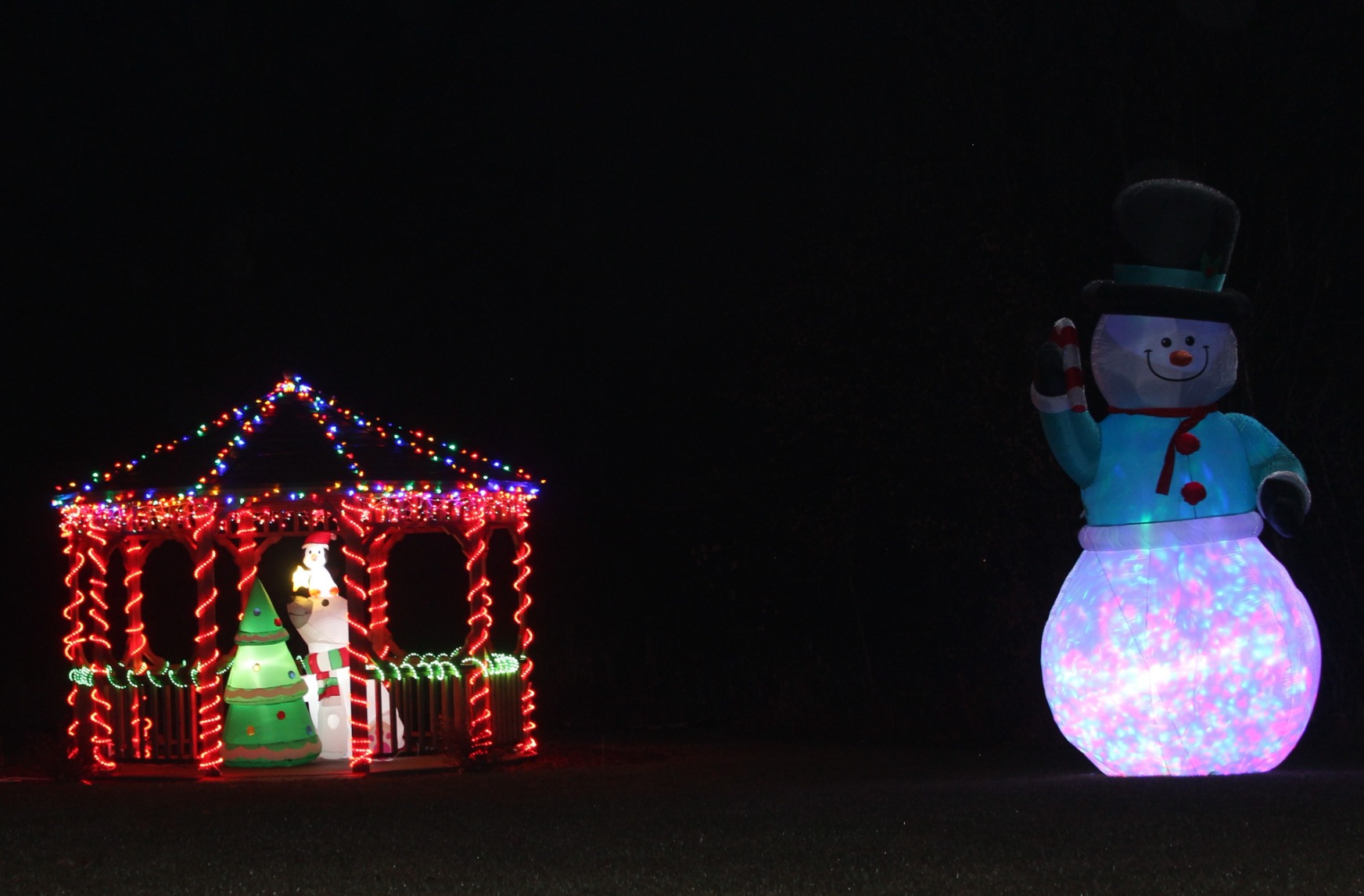 Joiedomi 6 ft Christmas Polar Bear Inflatable Decoration, Polar Bear with Penguin & Xmas Tree Inflatable Décor with Build-in LEDs Blow Up for Christmas Party Outdoor, Yard, Garden, Winter Decoration customer photo 1