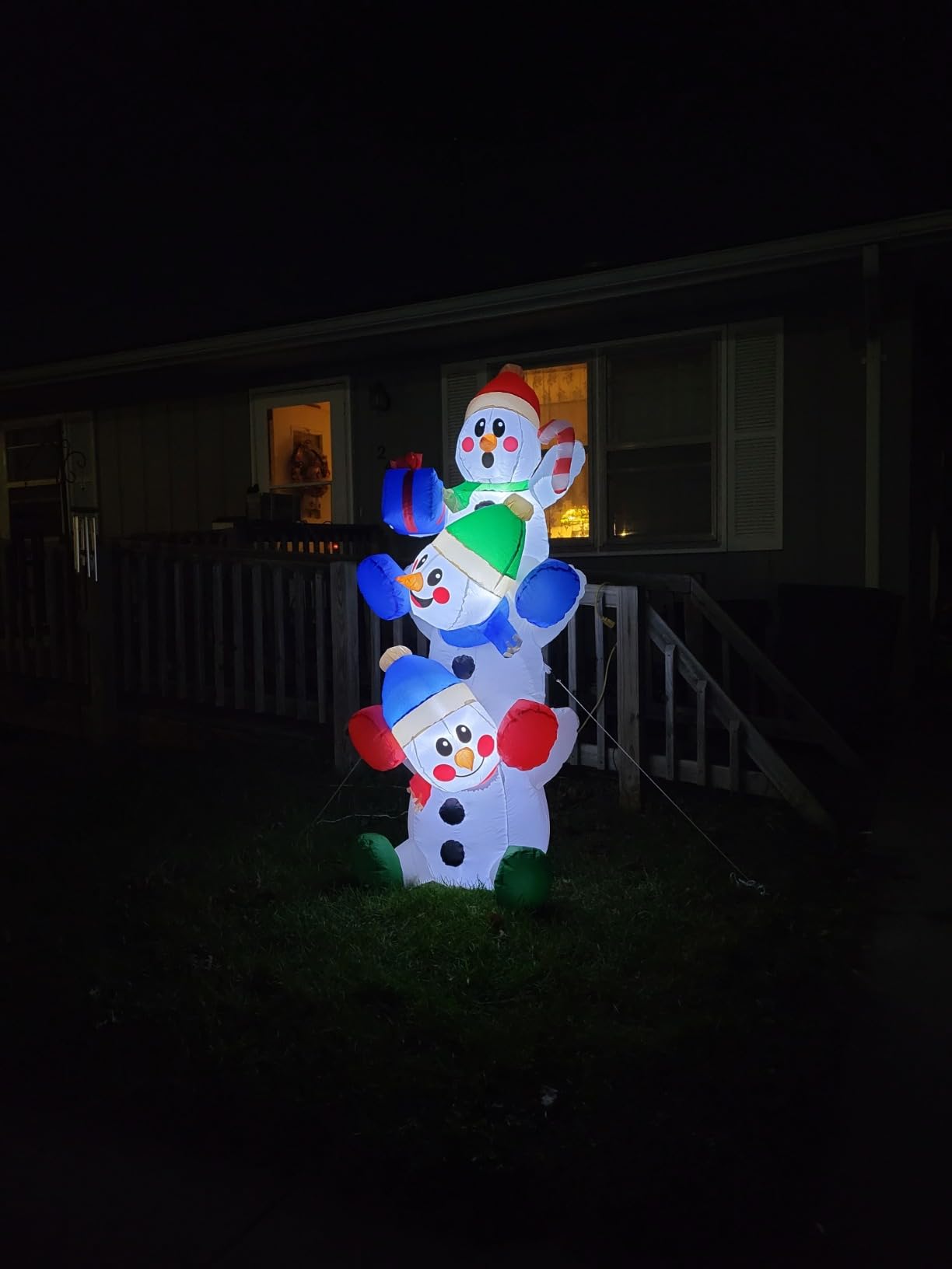 Joiedomi 6 FT Christmas Inflatable Decoration Stacked Snowman with Build-in LEDs Blow Up Inflatables for Xmas Party, Home Indoor Outdoor Christmas Décor Yard Garden Lawn Winter Holiday Supplies Décor customer photo 1