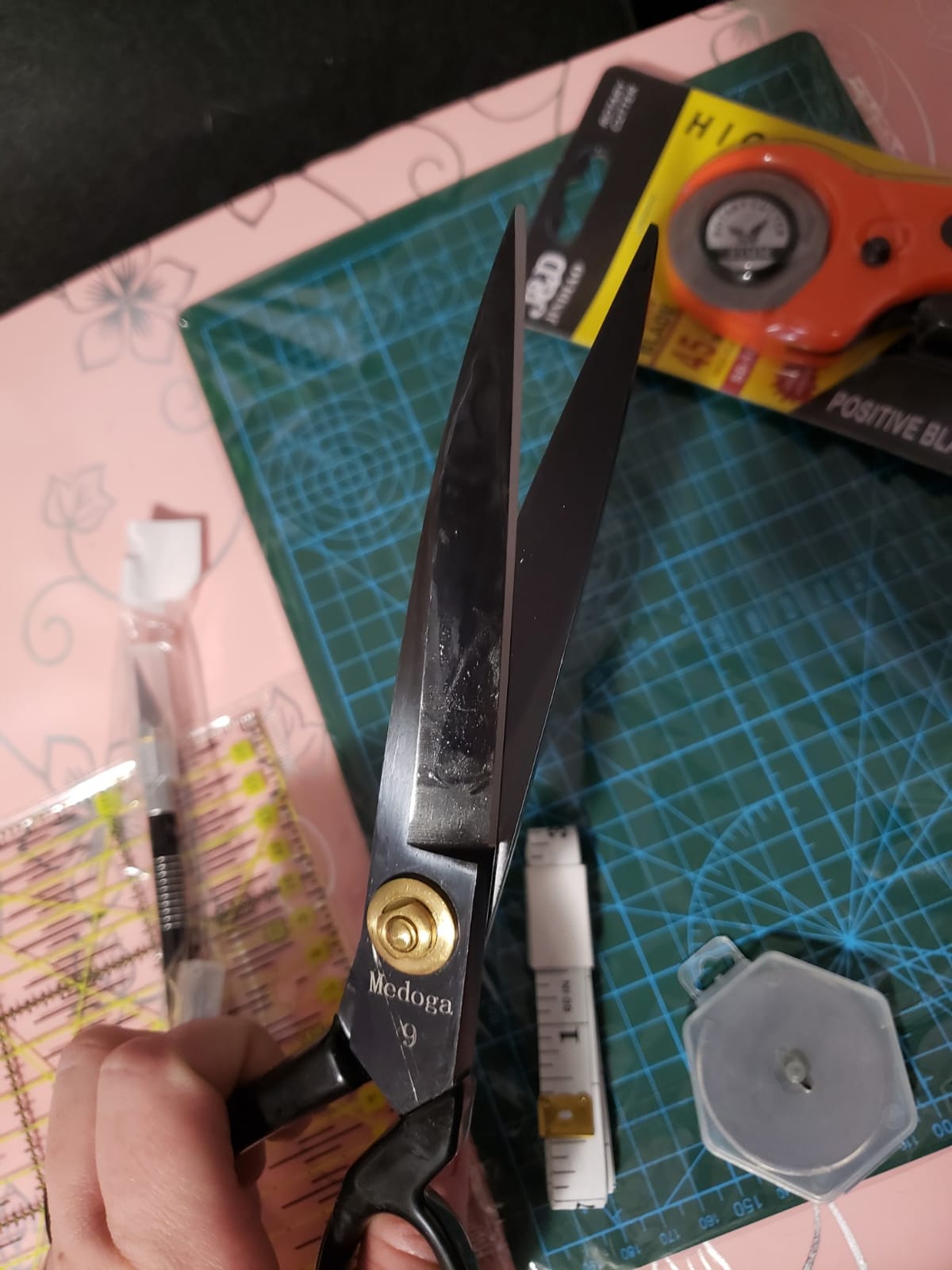 104Pcs Rotary Cutters, Rotary Cutter Set with Cutting Mat, Patchwork Ruler, Carving Knife, Rotary Cutter Kit for Sewing and Quilting customer photo 1