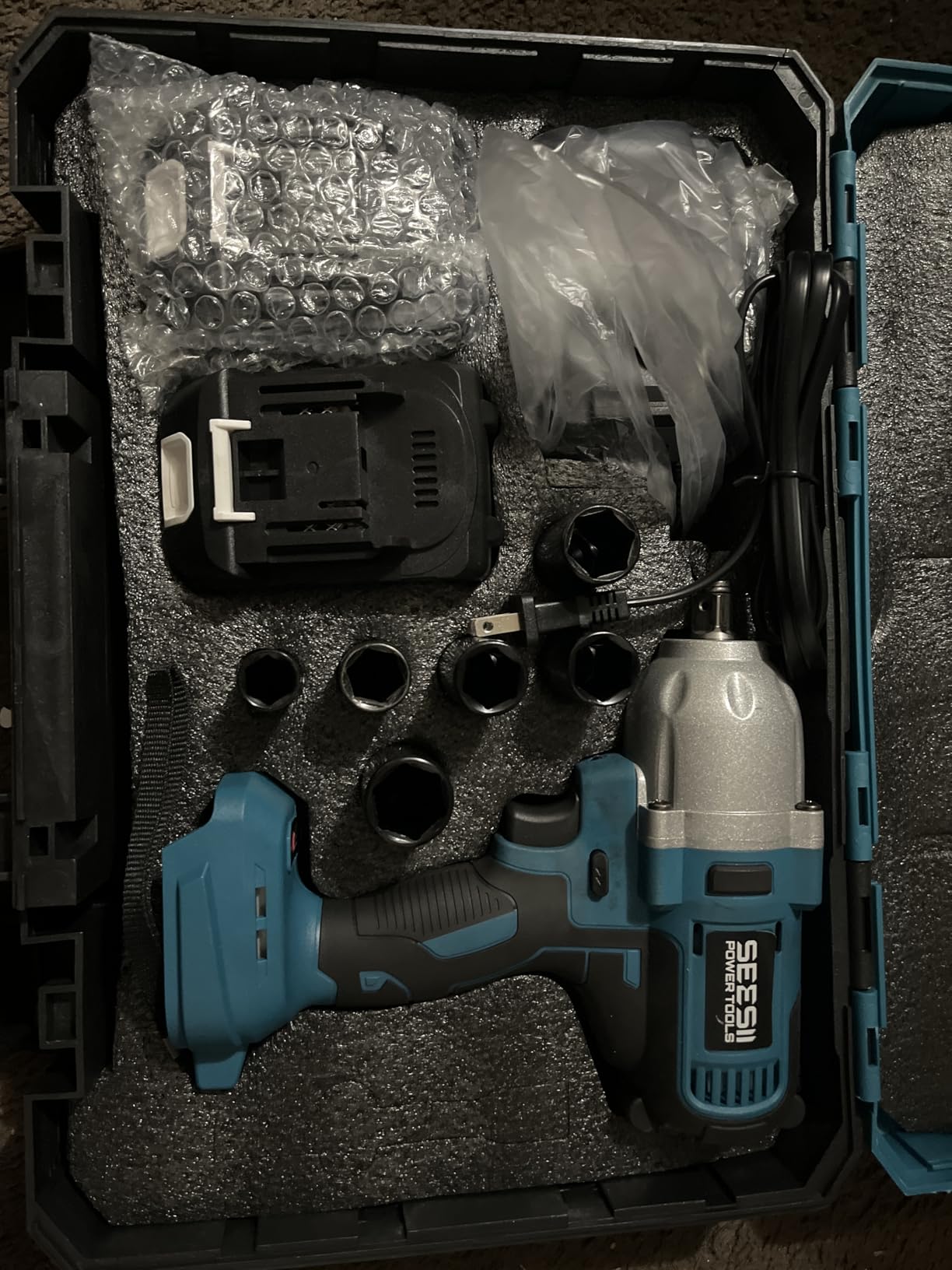 Seesii Impact Wrench 665 FT-LBS(900N.m) 3300IPM 1/2 Impact Gun High Torque Electric Impact Driver Cordless Impact Wrench with 21V 2x4.0Ah Battery 6 Sockets&Case for Home Car Tire Lug Nut Removal Tool customer photo 2