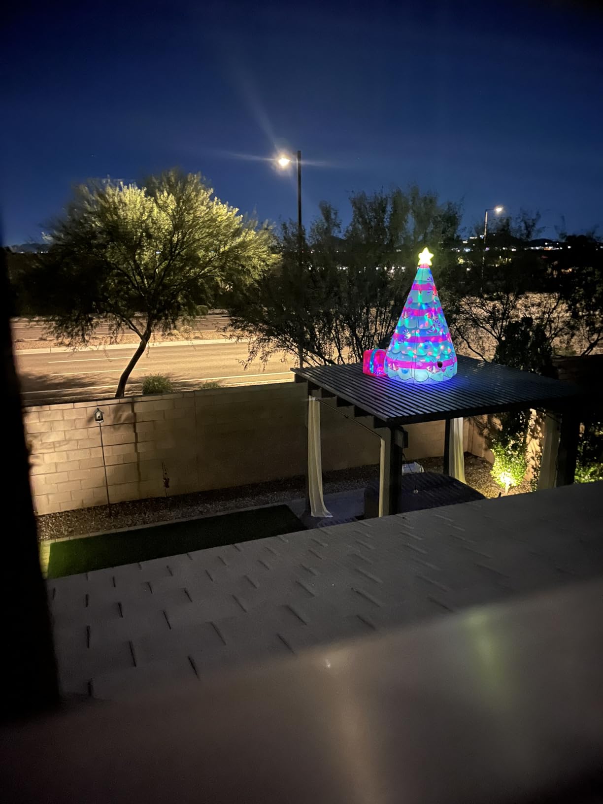 COMIN 7 FT Christmas Inflatables Tree Outdoor Decorations Blow Up Yard Present Box with Built-in LEDs for Indoor Party Garden Lawn Decor (Color-27323) customer photo 1
