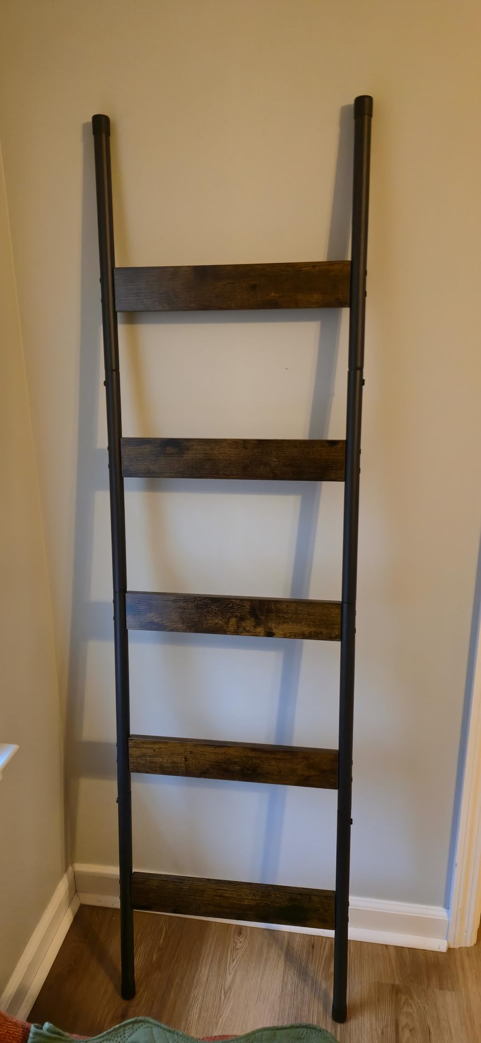 HOOBRO Blanket Ladder, 5-Tier Towel Rack with Hooks, Wall-Leaning Blanket Rack, Decorative Display Ladder Shelf, for Scarves, Industrial, Living Room, Bedroom, Rustic Brown and Black BF52CJ01 customer photo 2