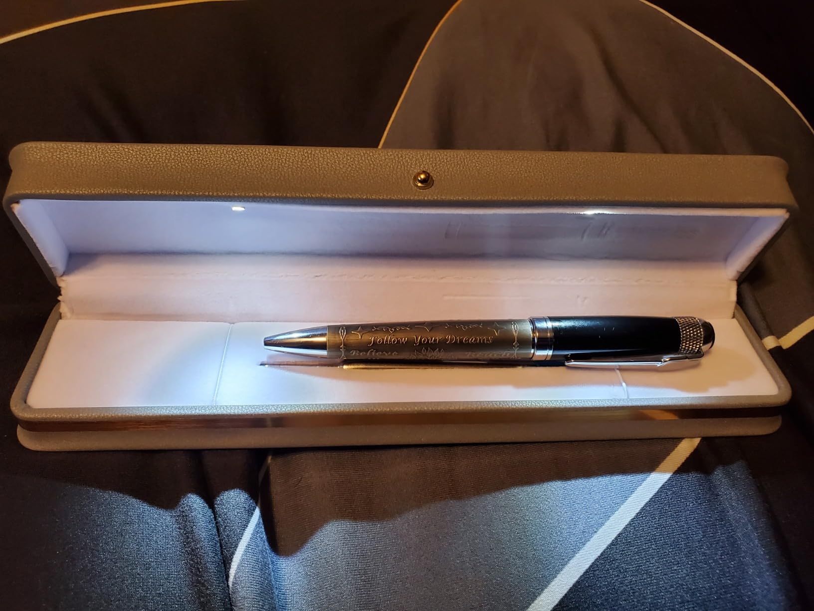 Luxury Ballpoint Pen Gift Set with Fancy LED Box customer photo 2
