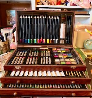 Shuttle Art Deluxe Gift Art Kit, 202-Piece Wooden Art Supplies Set with 4 Drawing Pads, Canvases, Coloring Sheets, Acrylic Paint, Crayons, Oil Pastels, Colored Pencils for Kids customer photo 2