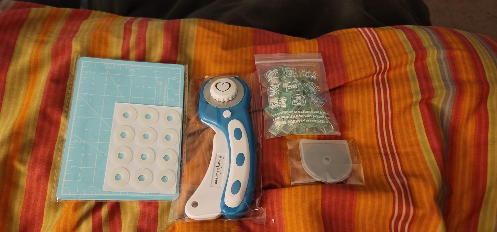Rotary Cutter Set - Quilting Kit incl. 45mm Fabric Cutter, 5 Replacement Blades, A4 Cutting Mat, Acrylic Ruler and Craft Clips - Ideal for Crafting, Sewing, Patchworking, Crochet & Knitting (Pink, A4) customer photo 2