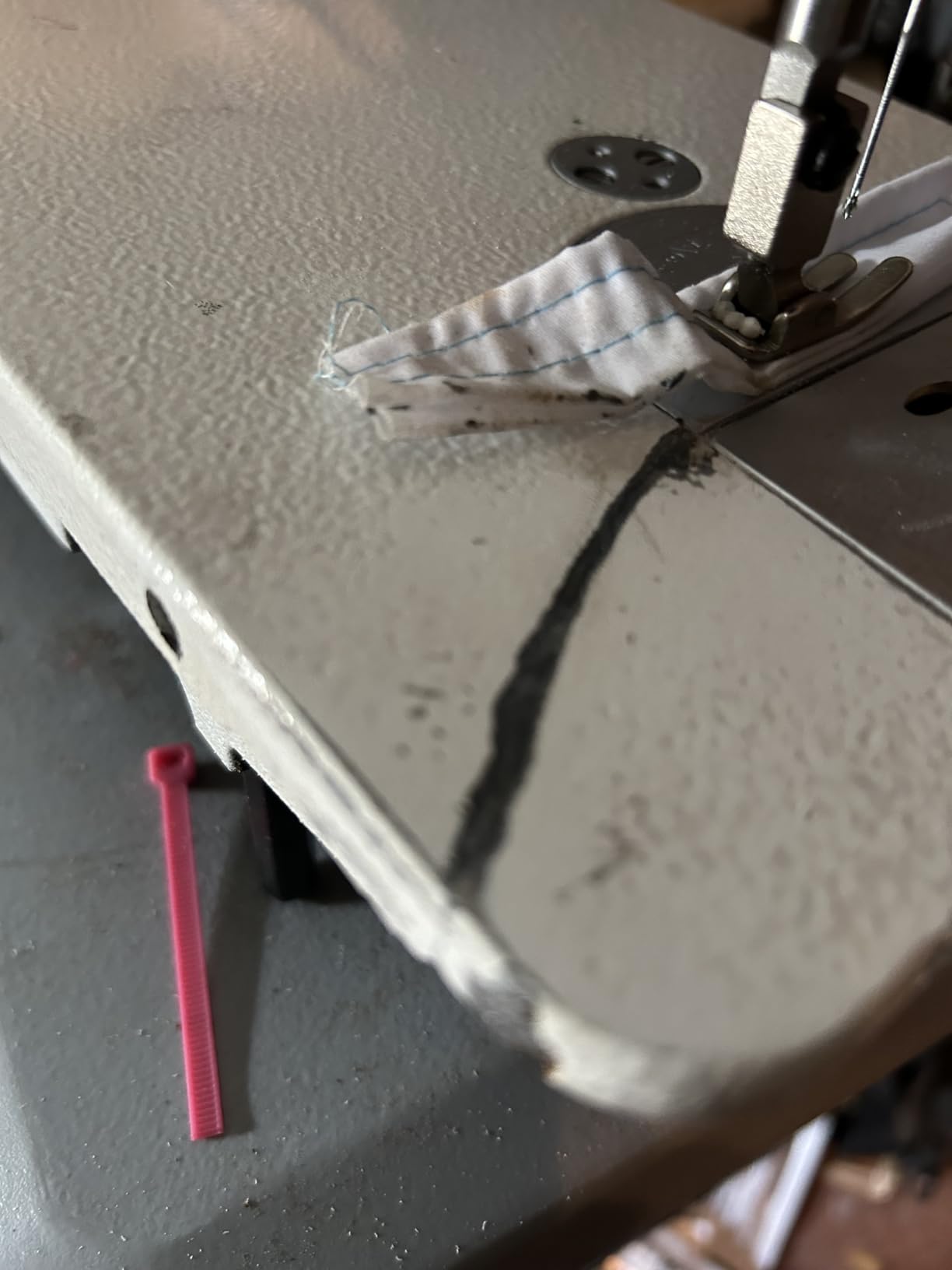 VEVOR Industrial Lockstitch Sewing Machine, 550W Commercial Set with Servo Motor & Table Stand, 5000 SPM High Speed, Metal Frame, LCD Panel, LED Light for Cotton Wool Denim Leather Canvas customer photo 2